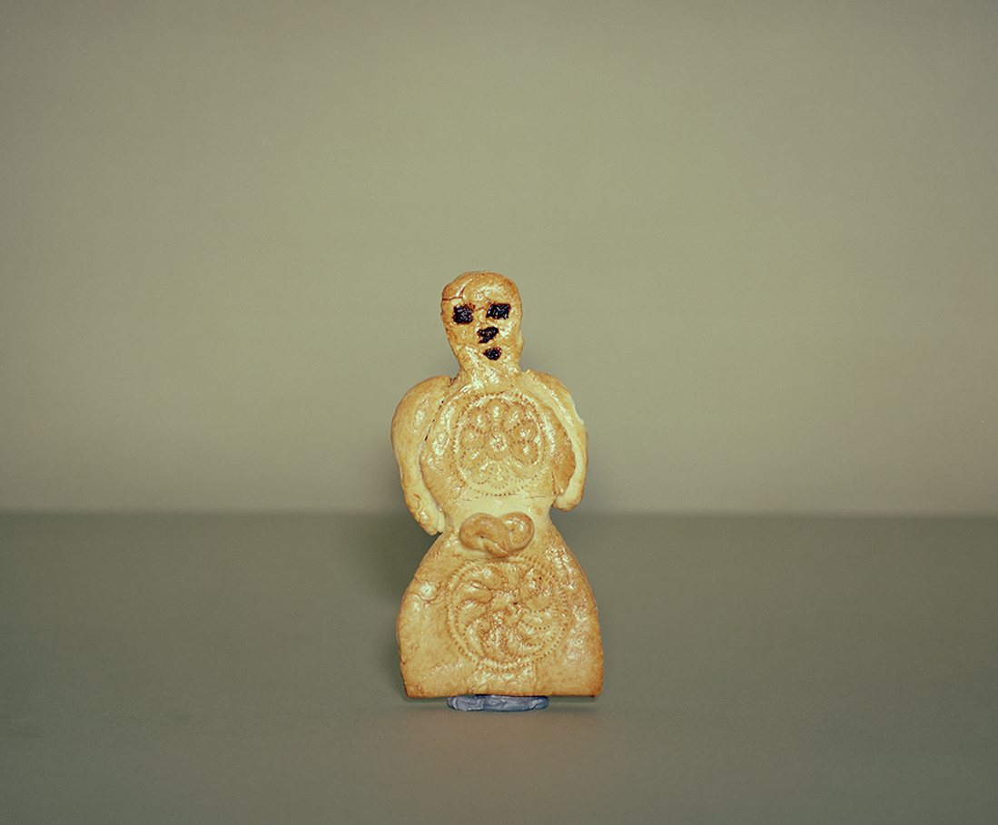 <p>2022/2024<br />
Family Constellations/<br />
Diasporaportraits as Symbolic Bread</p>
